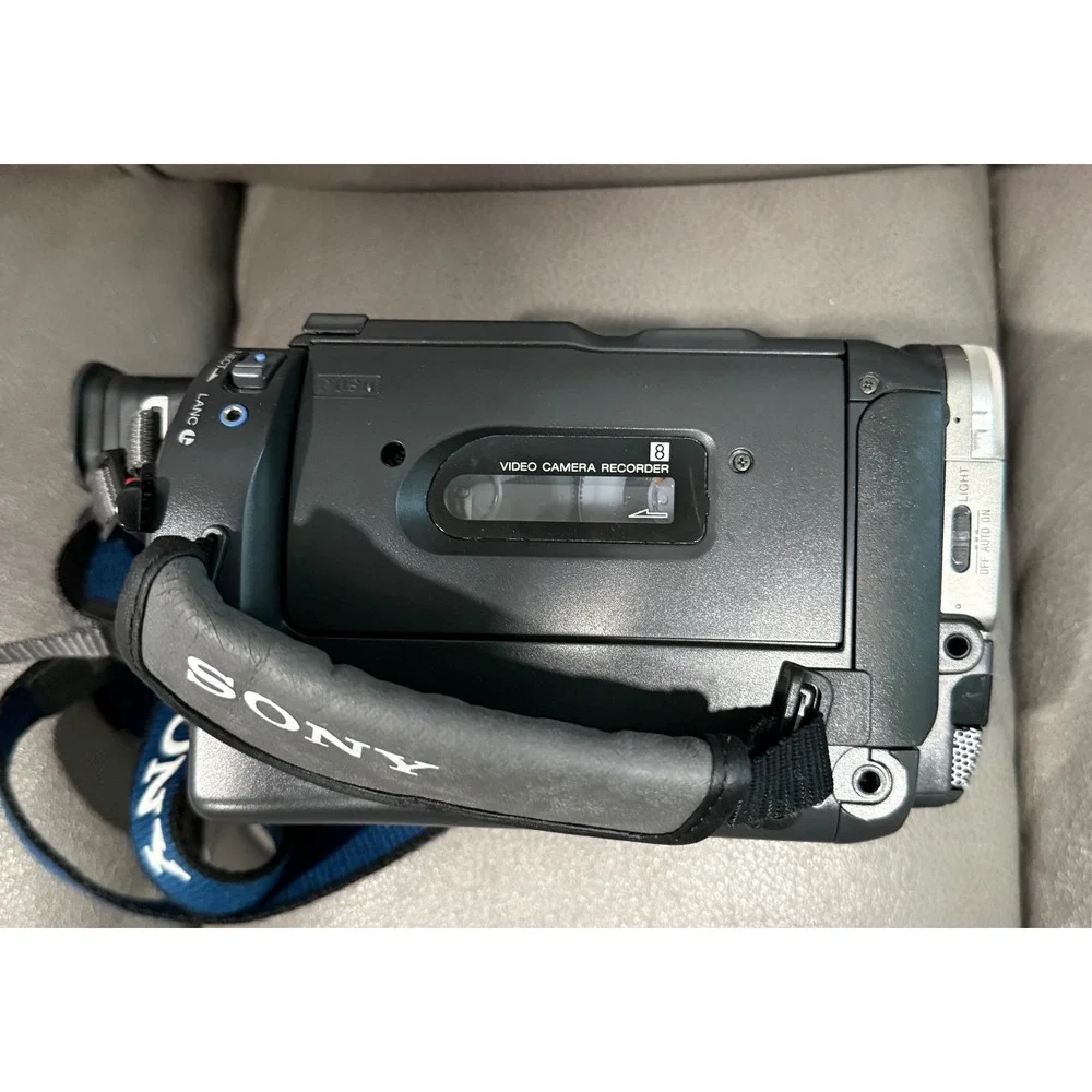 Sony Handycam Vision CCD-TRV37 Video 8 XR Camcorder 200x Digital Zoom NightShot